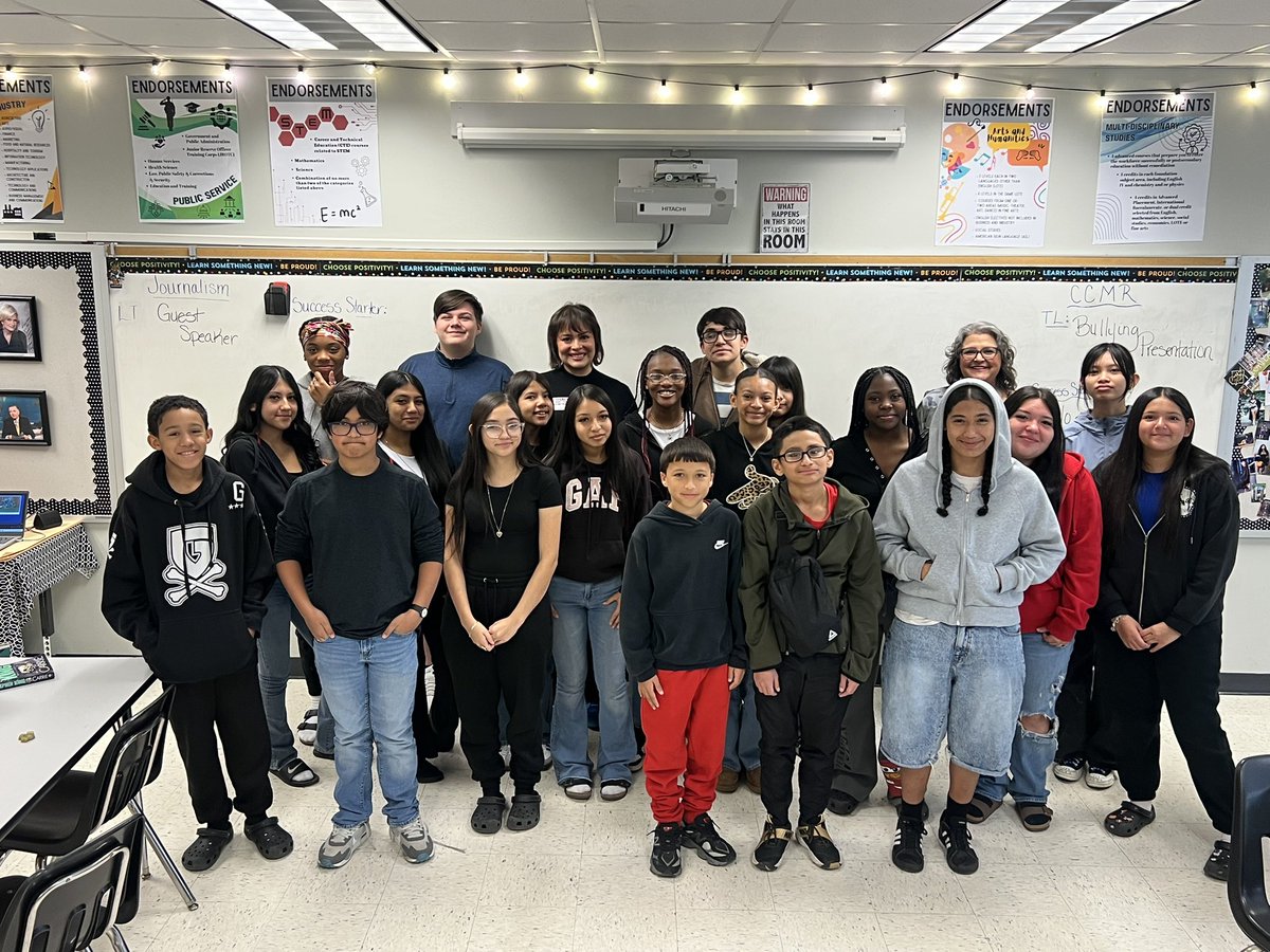 DianeCano's tweet image. From the newsroom to our classroom! @KENS5 ‘s @AliciaNeaves spoke to our journalism students about storytelling, interviewing, and chasing the truth. Big thanks Ms. Neaves, for inspiring our students to find their voice and ask great questions! @ECISDtweets @LegacyECISD
