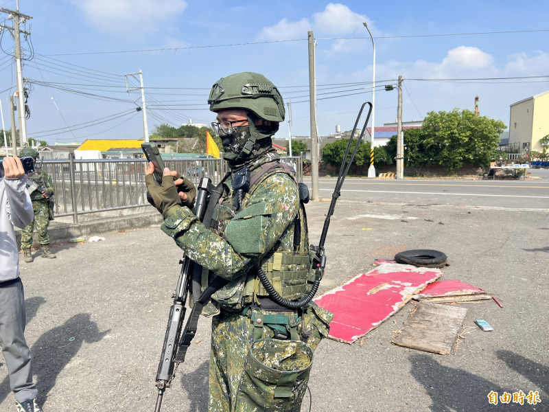 TaiwansDefense's tweet image. The 🇹🇼Republic of China Army 234th Mechanized Infantry Brigade transitioned from defense to offense with support from AH-1W attack helicopters in the coastal areas of Yunlin, western Taiwan, on 10/30.

The unit is currently participating in Exercise LU SHENG 1.

(Liberty Times)
