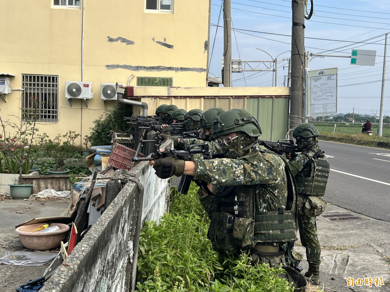 TaiwansDefense's tweet image. The 🇹🇼Republic of China Army 234th Mechanized Infantry Brigade transitioned from defense to offense with support from AH-1W attack helicopters in the coastal areas of Yunlin, western Taiwan, on 10/30.

The unit is currently participating in Exercise LU SHENG 1.

(Liberty Times)