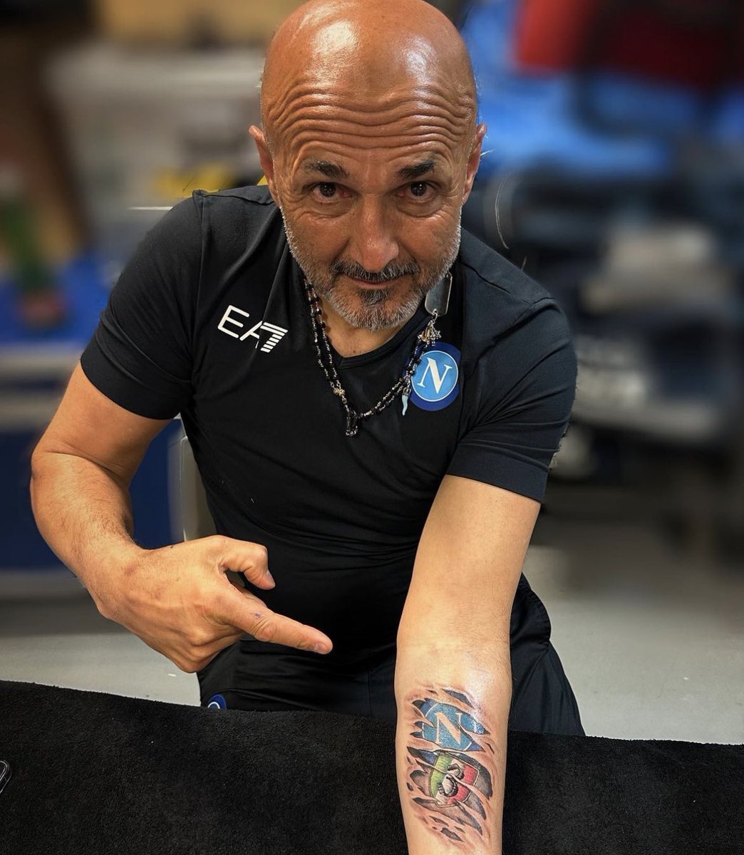aagulla_TV's tweet photo. Como dijo mi amigo @marcoperillo:
Quien se iba a imaginar a Conte diciéndole no a la Juve para quedarse en el Napoli y Spalletti con el tatuaje del Napoli como DT de la Juve.
Calcio es…🚬 https://t.co/7TOCo2l1rR