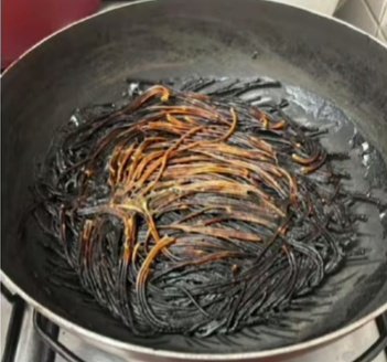 IshbLaraib's tweet image. Maan lo... ye sab Khana mene banaya hai aur aap  abhi ke liye meri Saas ho....Chlo shuru ho jao 😔