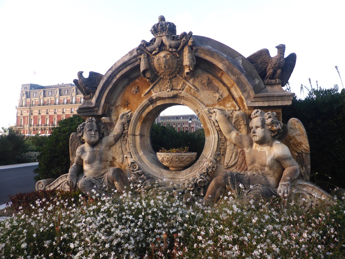 Réalisée en 1855, l’#horloge de la #VillaEugénie fut remplacée en 1904 sur la façade de l’#HôtelduPalais. Le relief original fut retrouvé en 1981 et mis à l’entrée de l’établissement, exposé aux embruns depuis ce temps. Une #miseàlabri et une #copie sont fortement #recommandées.