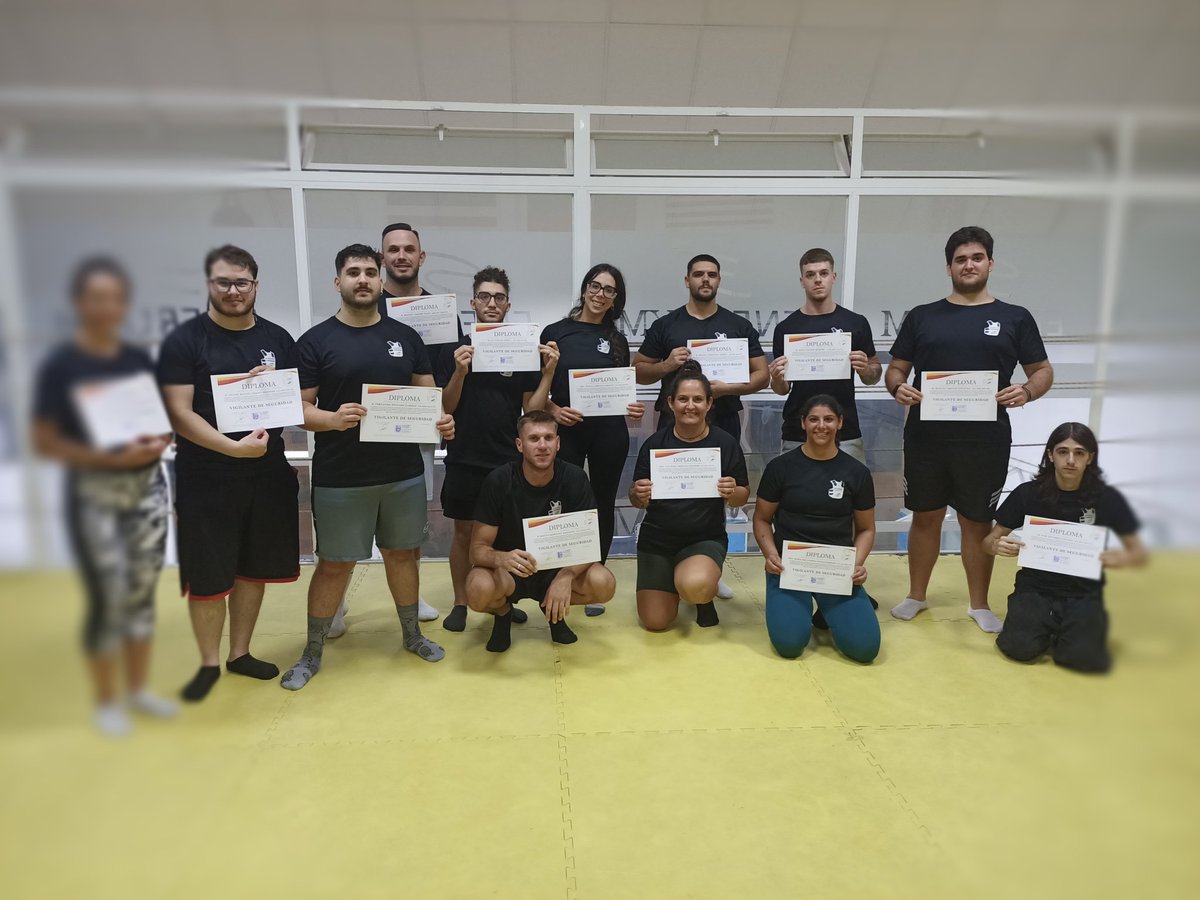 🎓 ¡Nuestros alumnos lo han conseguido!
El curso de Vigilante de Seguridad ha llegado a su fin y estamos orgullosos de cada uno de ellos. 
Han demostrado esfuerzo, compromiso y pasión por una profesión con futuro.
cefopol.com
📍El Puerto de Santa María 
☎️ 601 268 928