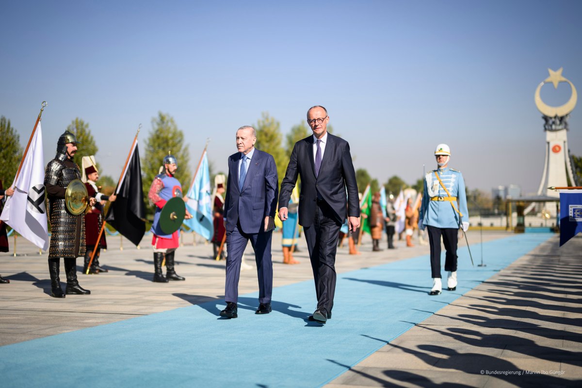 Almanya ve Türkiye, NATO'da yakın ortaklardır: Türkiye, bizi ilgilendiren neredeyse tüm dış politika ve güvenlik politikası konularında önemli bir aktördür. Bugün, bu stratejik iş birliğini de ele alıyoruz. Sıcak karşılamanız için teşekkür ederim Sayın <a href="/RTErdogan/">Recep Tayyip Erdoğan</a>.