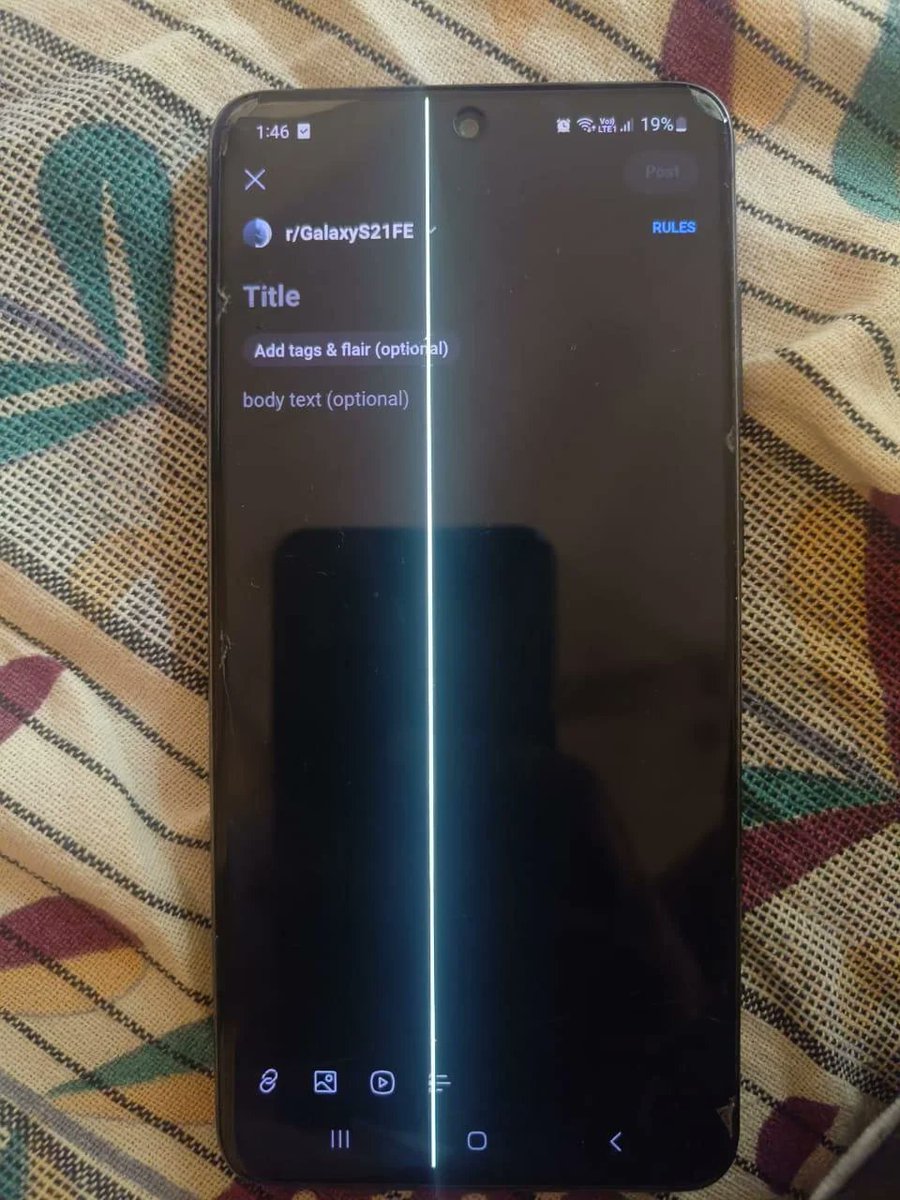 rahulsagar2002's tweet image. The S21 FE greenline progression has been unreal. Still rocking the green line on my Galaxy S21 FE. Guess it’s part of the design now? Hoping @SamsungIndia, @SamsungSupport has a fix before it turns into a rainbow. #GreenLineIssue