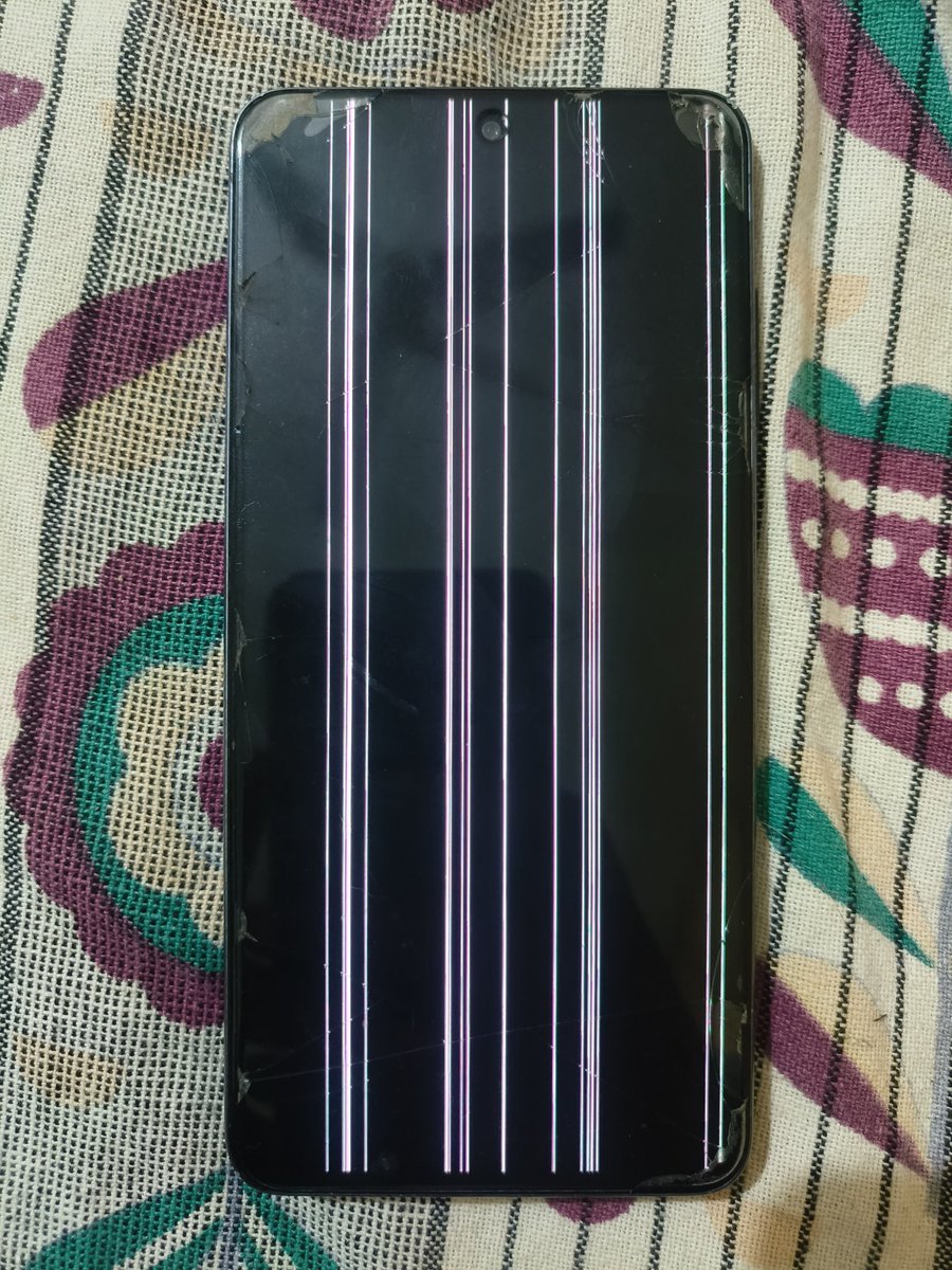 rahulsagar2002's tweet image. The S21 FE greenline progression has been unreal. Still rocking the green line on my Galaxy S21 FE. Guess it’s part of the design now? Hoping @SamsungIndia, @SamsungSupport has a fix before it turns into a rainbow. #GreenLineIssue