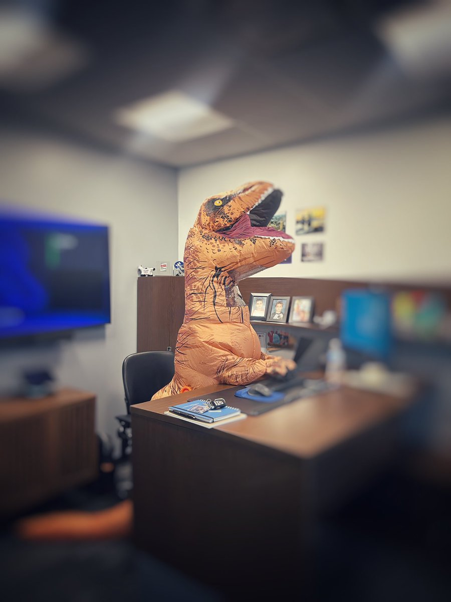 pusta122's tweet photo. A little Halloween fun at work! Happy Halloween 👻 #Halloween https://t.co/iphUsqpQkl