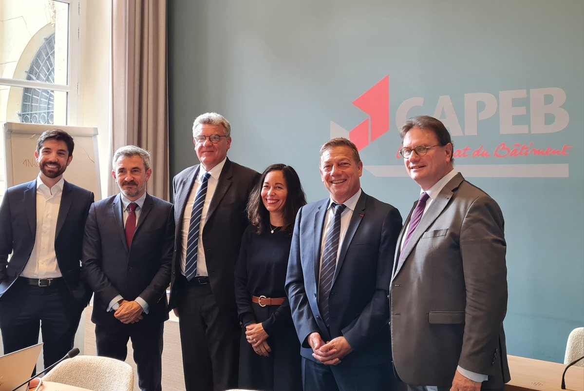 Hier, la CAPEB a eu le plaisir d’accueillir une délégation du groupe parlementaire Les Républicains à l’Assemblée nationale composée de <a href="/J_PVigier/">Jean-Pierre Vigier</a>  Député de Haute-Loire et Président de l’ANEM (Association Nationale des Elus de la Montagne), et <a href="/phgosselin/">Philippe GOSSELIN</a> Député de la Manche.