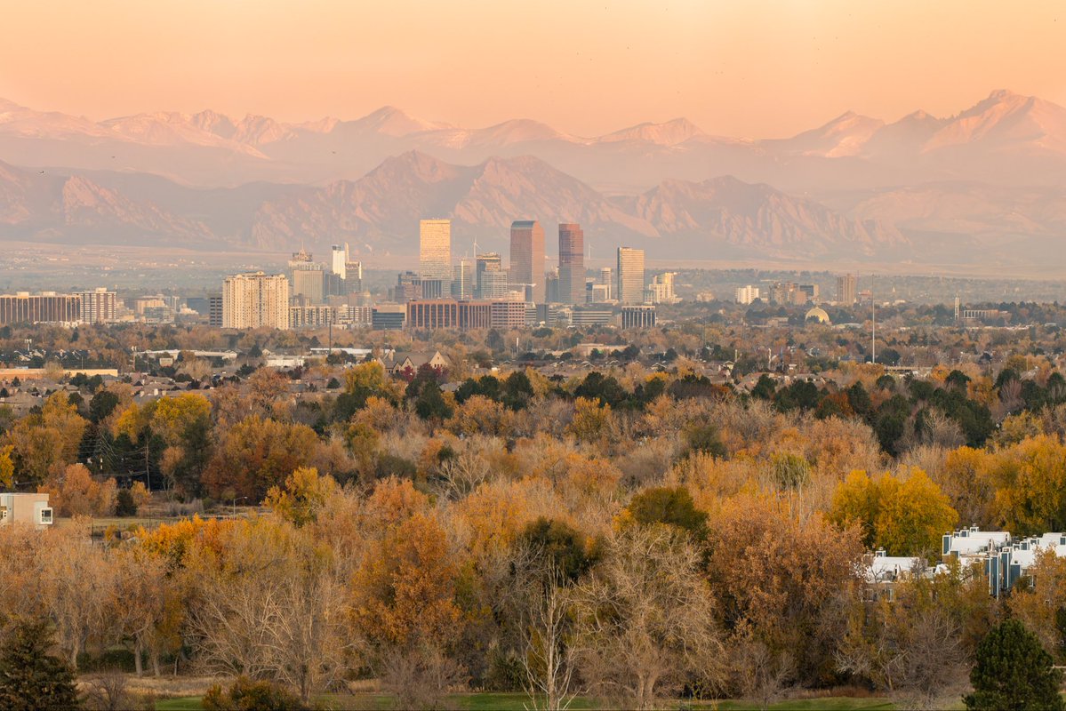 mkvackay's tweet image. Longs Peak, the flatirons and a lot of the front range peaks seen at sunrise this morning behind the Denver skyline. Taken with a telephoto lens at 320mm for the nerds watching 😝 #cowx