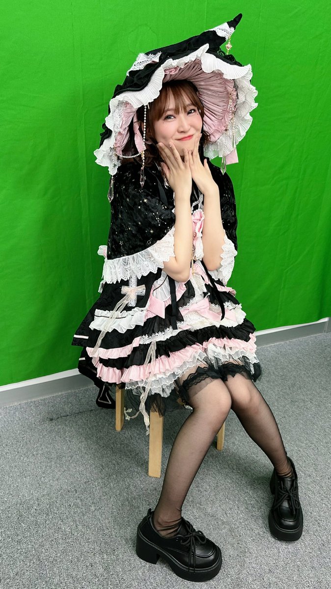 m_723_channel's tweet image. 『村上奈津実のなっチャンネル 第156回』ご視聴ありがとうございました!
今回の衣装いかがでしたでしょうか🧙♀️
皆さんから送られた"呪文&セリフ"と戦う魔法少女ナツミンは激闘により疲労困憊となりました…
今回、衣装はEpetice(エペティス)さんにご協力いただきました👗
 #うになる