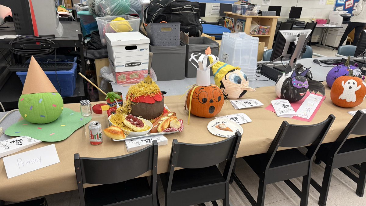 …more photos of the Pumpkin decorating contest…