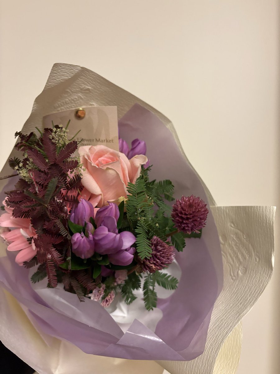 renanagisa's tweet photo. ｢B612のあなたへ｣2日目でした✨️
ご観劇頂いた皆様、ありがとうございました！
本日も凪咲お花頂き…！もう、お花大好きなので凄く嬉しいです♡💐
昨日のと合わせてもう既にプチお花畑🤣
さて明日は2公演！
14時回、19時回ございます！
宜しくお願いいたします🌟

#リラックス公演
#リラックス2025 https://t.co/9BelCbDSsU