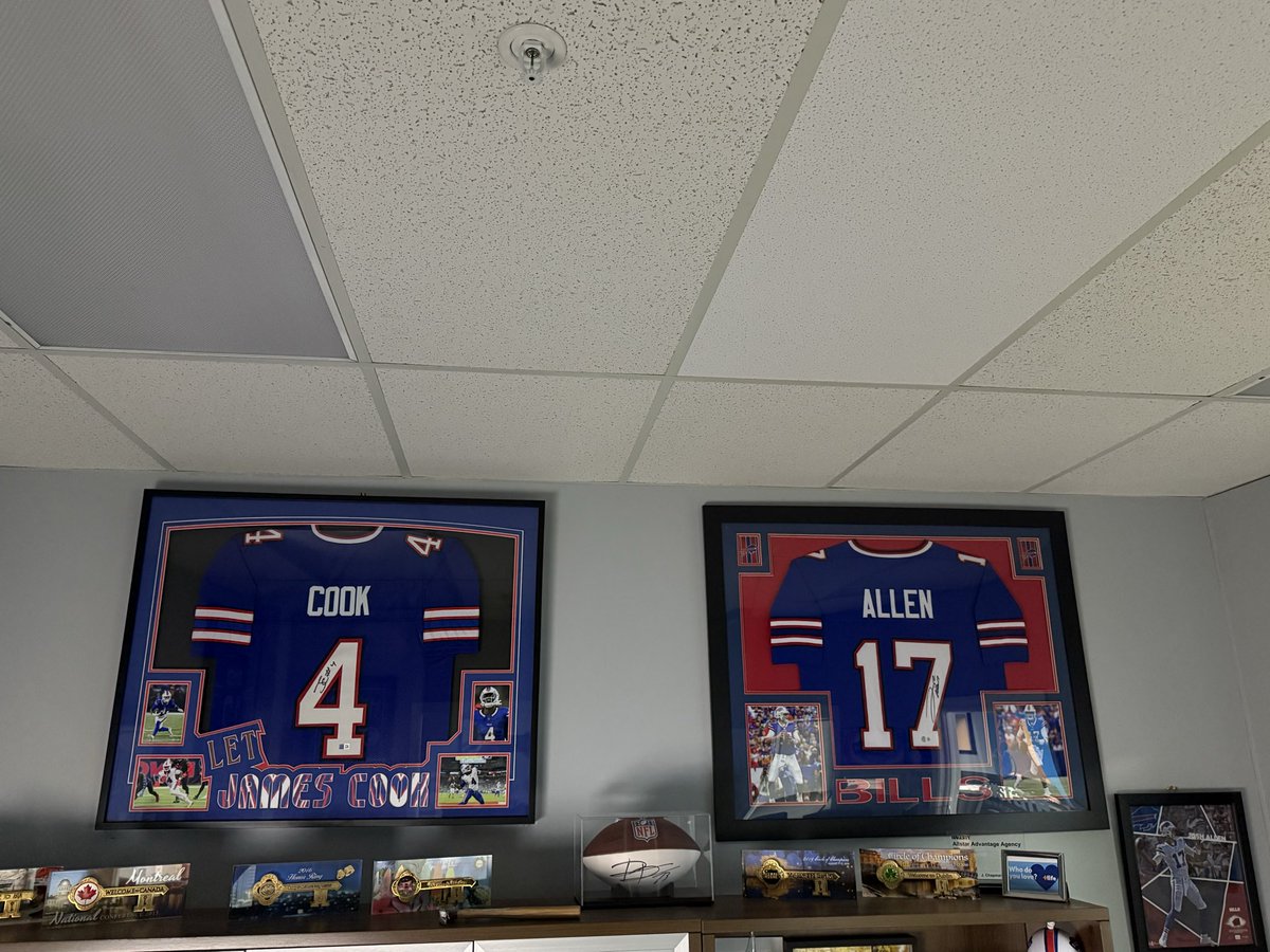 1981Billsfan's tweet image. Newest Collaboration with my boy Chris at @Frame_716 and Jimmy, who’s always got the goods! @jimmyreu81 ❤️🦬🏈

Diggs had to go off the wall. #BillsMafia 

@thegreat__4  let him cook 👨🏿‍🍳🔥🔥🔥

Love how this turned out. signed gear need ☎️ @jimmyreu81 

Framing ☎️ @Frame_716