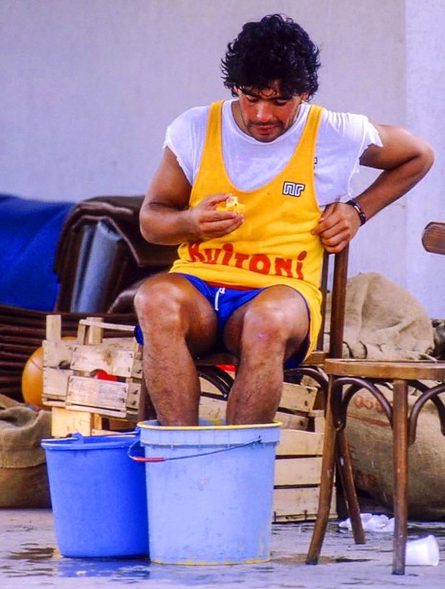 "Era un dios sucio, el más humano de los dioses. Pero los dioses no se jubilan, por humanos que sean.
Fue condenado a creerse Maradona y obligado a ser la estrella de cada fiesta, el bebé de cada bautismo, el muerto de cada velorio"

Eduardo Galeano.-