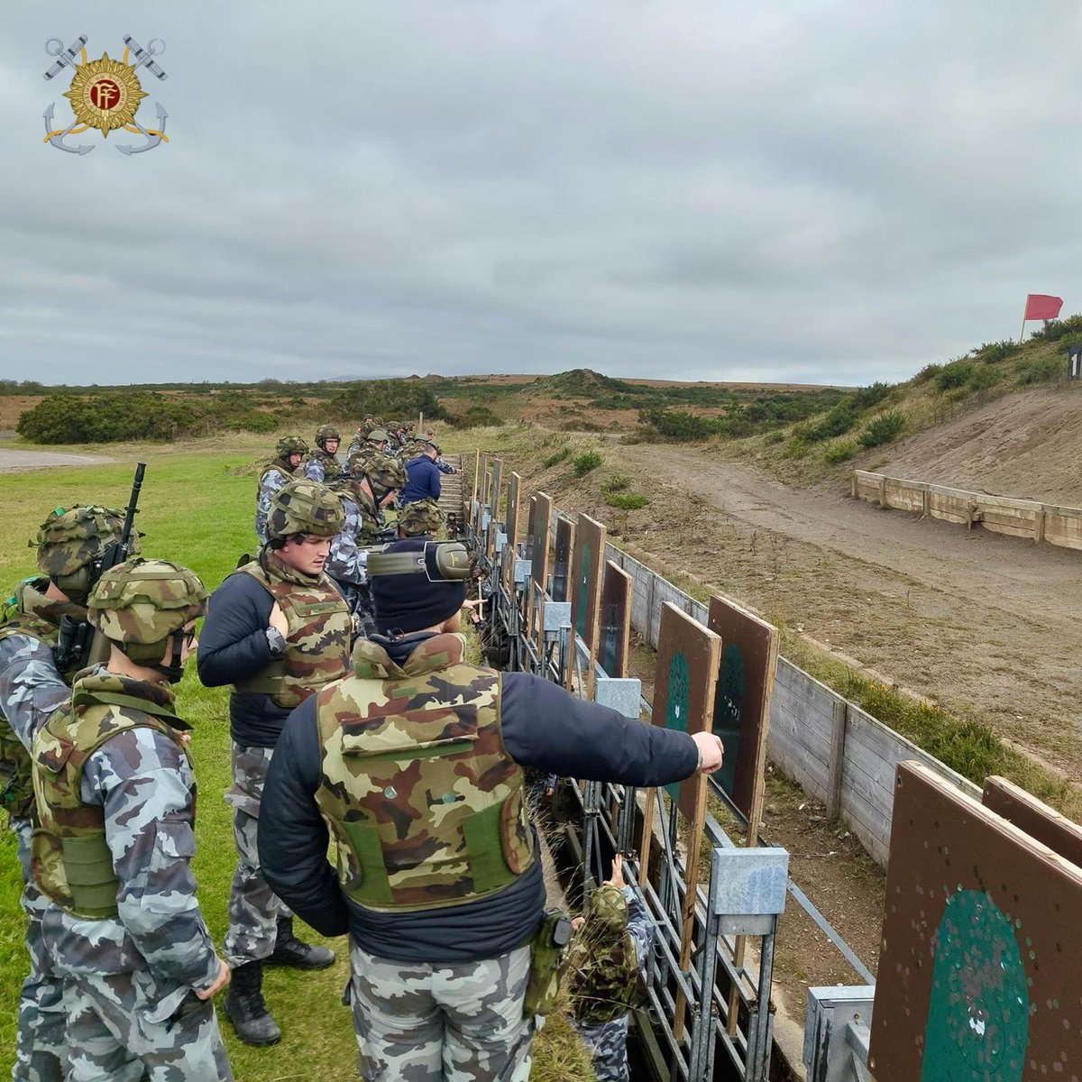 naval_service's tweet image. Range Day &amp;amp; Night ⚓
Our Direct Entry class completed their first live firing exercise, building skills in marksmanship, safety &amp;amp; teamwork as they train to become fully qualified sailors in the Irish Navy. 🇮🇪
Join us 👉 navy.ie #RangeDay #lifelessordinary