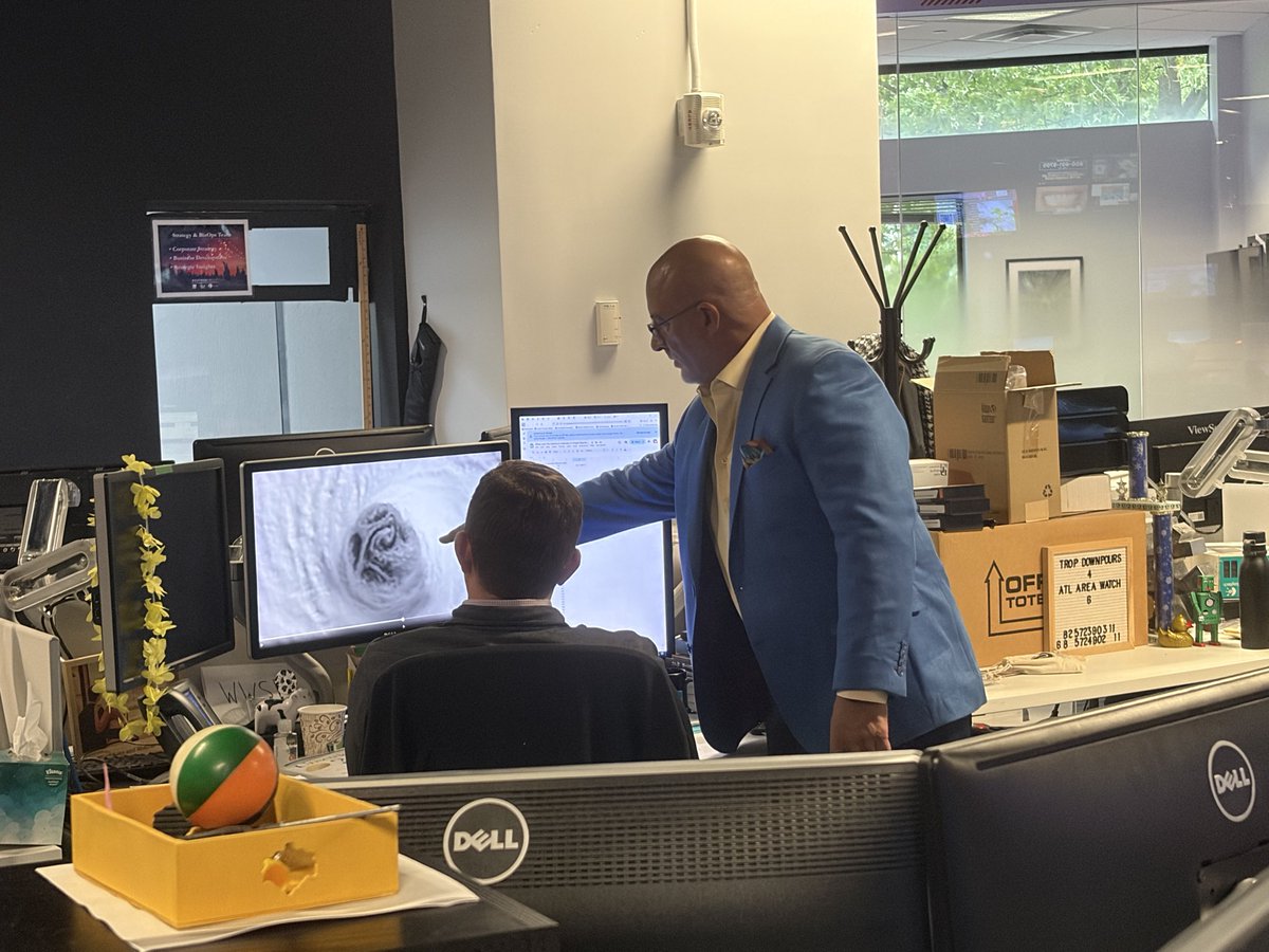 Been doing this for decades, but never stops geeking 🤓 <a href="/JimCantore/">Jim Cantore</a>