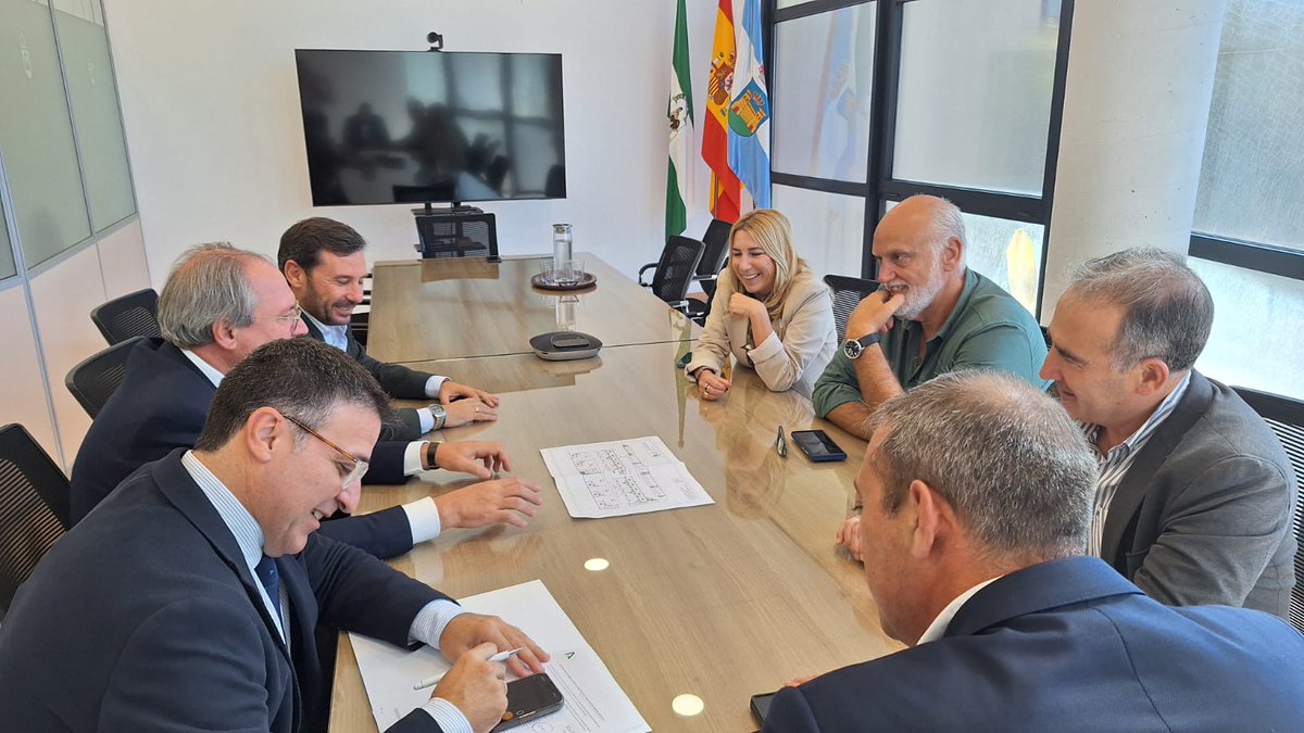 🚗🔎La Junta arranca en La Línea con la primera ITV de una red de estaciones sostenibles en Andalucía.
El viceconsejero de <a href="/IndustriaAnd/">Consejería de Industria, Energía y Minas</a>, Cristóbal Sánchez, junto a <a href="/javierros745/">Javier Ros Rodriguez</a> y la DT <a href="/i_olivero/">inma olivero</a>, aborda la planificación de esta primera estación eficiente e innovadora.