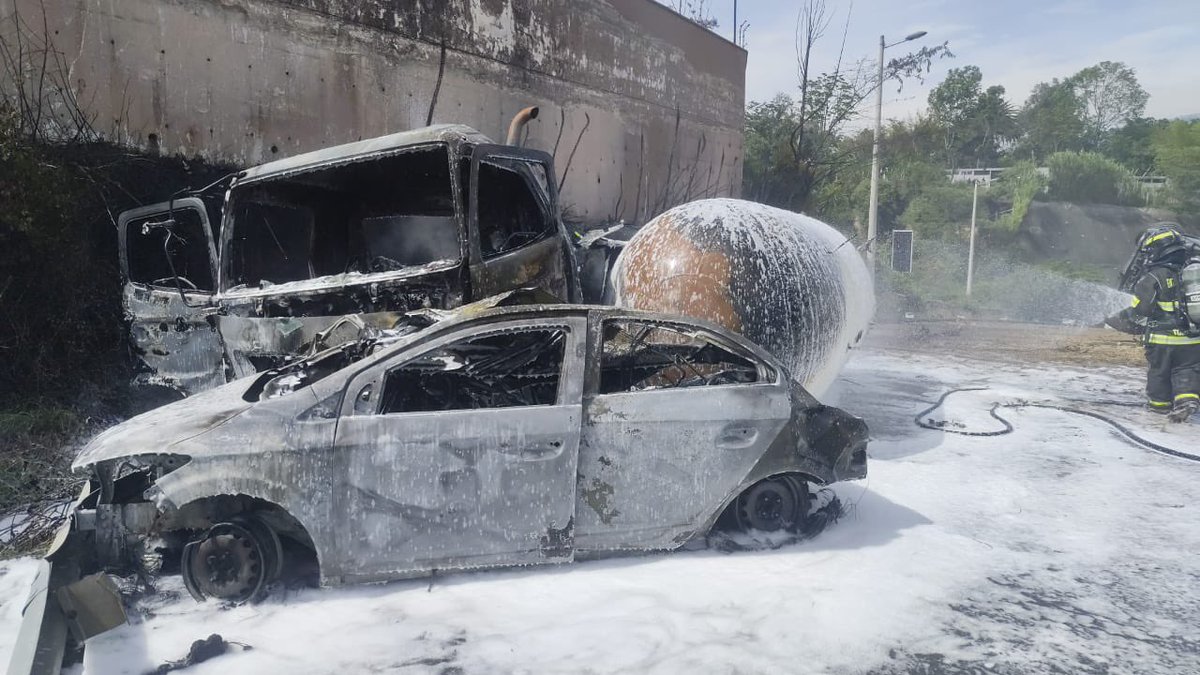 Tres fallecidos hoy en Ruta Viva.
Desde agosto, la proyección es que una persona ha muerto cada día en esta vía o en la Simón Bolívar.
Todo tipo de camionero circula sobre los 70 km/h en el descenso al valle.
¡Basta!
Foto del Cuerpo de Bomberos
