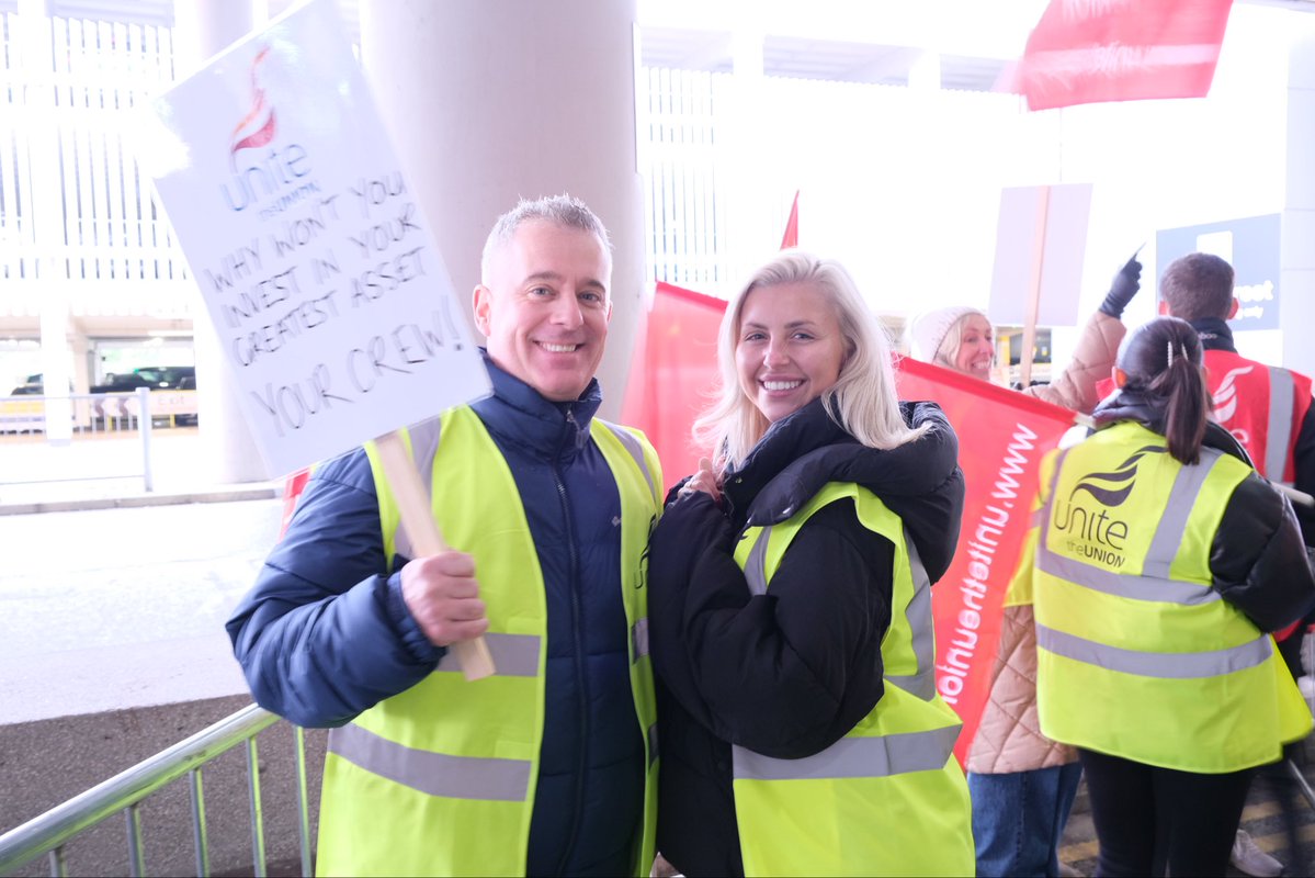Unite_NorthWest's tweet image. ✊ Solidarity to Aer Lingus cabin crew at Manchester Airport taking strike action today.

Members have rejected a pay offer that fails to tackle low wages and the clear pay gap with Irish based colleagues, with some UK crew earning over £8000 less despite working the same route.