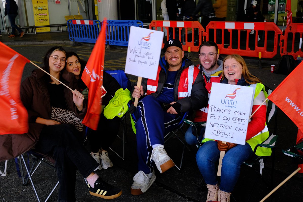 Unite_NorthWest's tweet image. ✊ Solidarity to Aer Lingus cabin crew at Manchester Airport taking strike action today.

Members have rejected a pay offer that fails to tackle low wages and the clear pay gap with Irish based colleagues, with some UK crew earning over £8000 less despite working the same route.