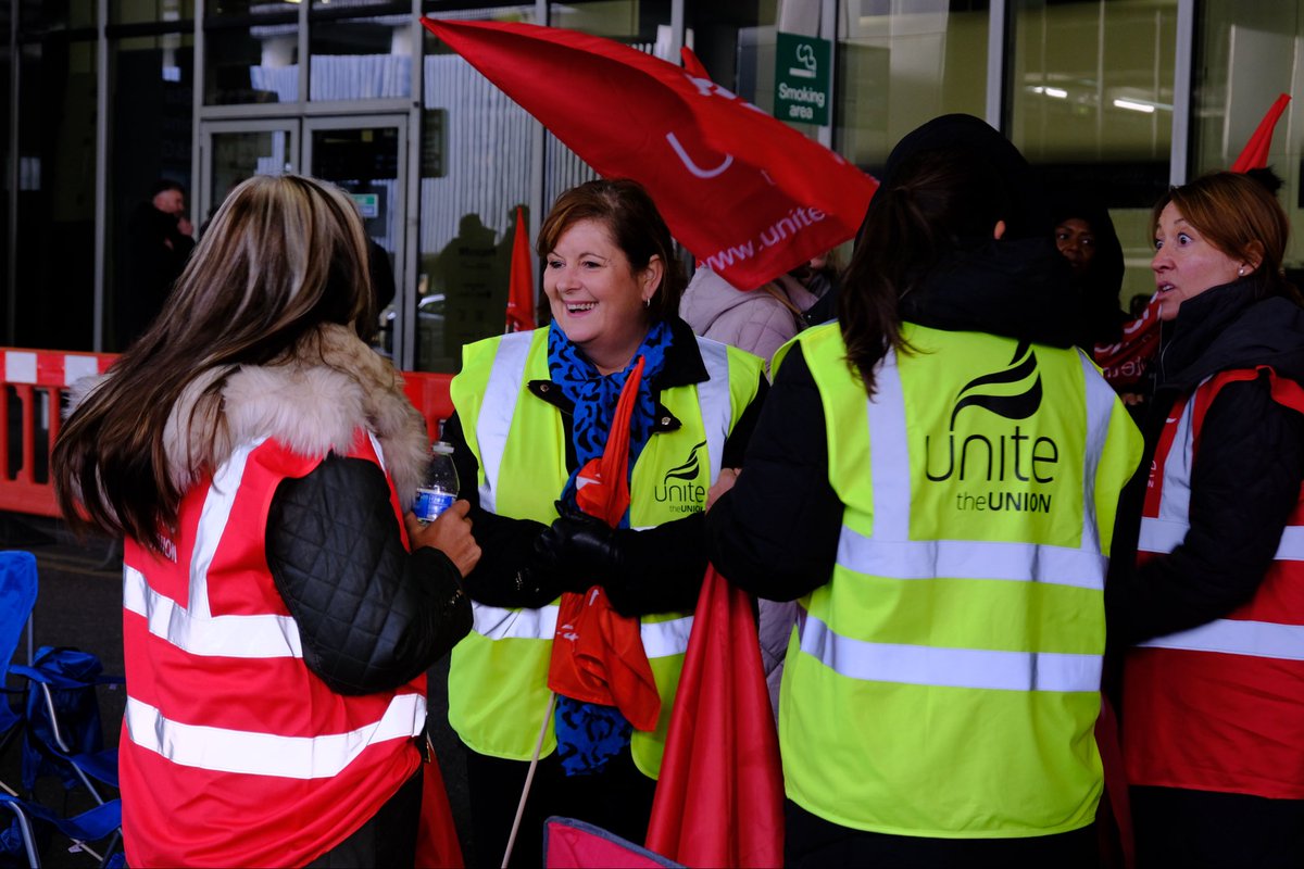 Unite_NorthWest's tweet image. ✊ Solidarity to Aer Lingus cabin crew at Manchester Airport taking strike action today.

Members have rejected a pay offer that fails to tackle low wages and the clear pay gap with Irish based colleagues, with some UK crew earning over £8000 less despite working the same route.