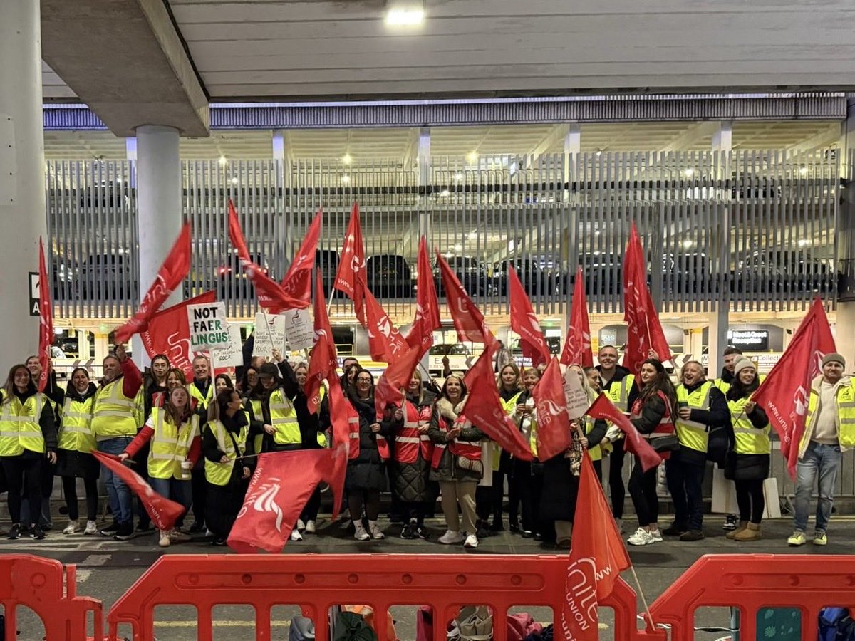 Unite_NorthWest's tweet image. ✊ Solidarity to Aer Lingus cabin crew at Manchester Airport taking strike action today.

Members have rejected a pay offer that fails to tackle low wages and the clear pay gap with Irish based colleagues, with some UK crew earning over £8000 less despite working the same route.