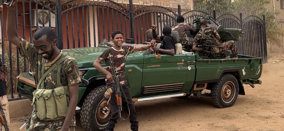 قال تعالي : (وَلَا تَحْسَبَنَّ الَّذِينَ قُتِلُوا فِي سَبِيلِ اللَّهِ أَمْوَاتًا بَلْ أَحْيَاءٌ عِنْدَ رَبِّهِمْ يُرْزَقُونَ)

يزُف متحرك مسك الختام بكل فخر وعزة واستبشار بنصر الله القريب الشهيد بإذن الله تعالى : عبدالله آدم الشهير بالصيني، الذي ارتقى في معارك كردفان على طريق