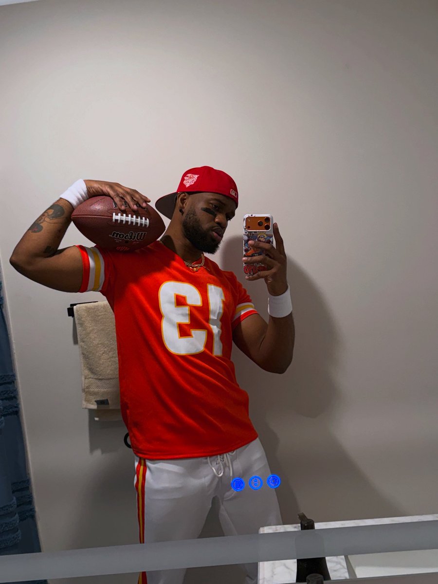 howyougettheguy's tweet image. pledge allegiance to your hands, your team, your vibes ❤️💛