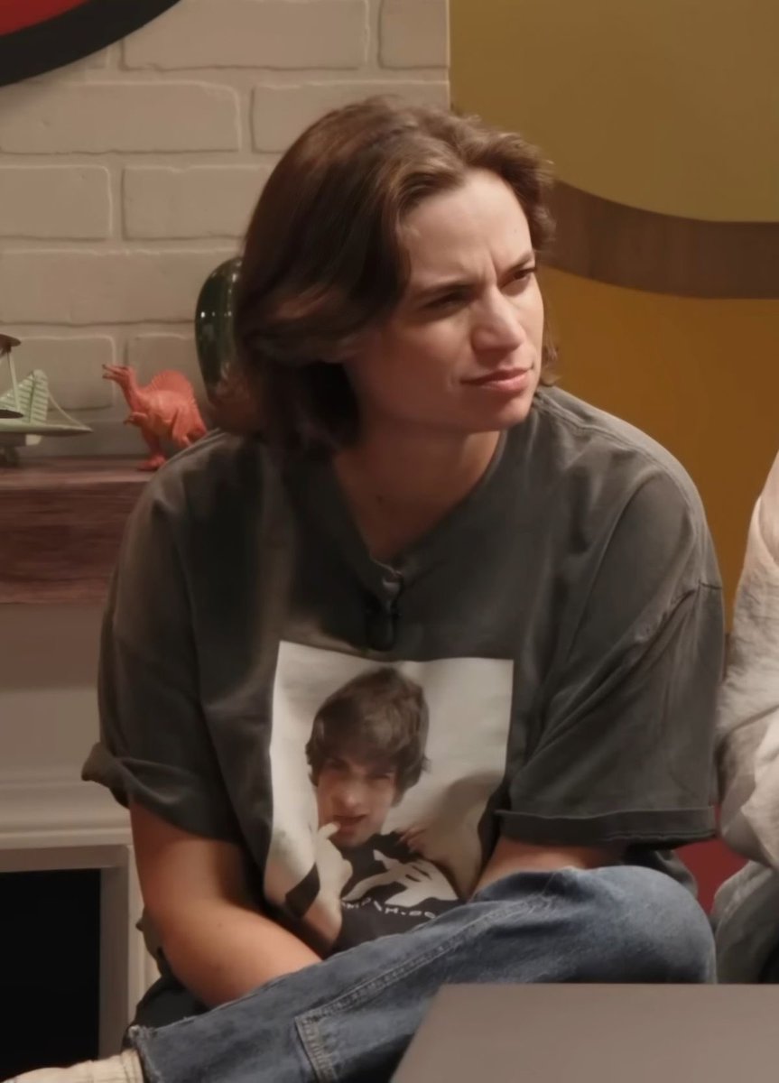 giarrachaelis_'s tweet image. This is my subtle way of defending short-haired Angela. 

The chokehold it has on me.