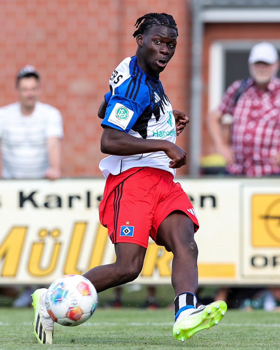 ✍ Die nächste Vertragsverlängerung im Nachwuchs ist fix: #U17-Stürmer David #Wurie, der seit 2024 mit der Raute auf der Brust auf Torejagd geht, wird auch in den nächsten Jahren für unsere Farben auflaufen. 🙌 Das freut uns!

#nurderHSV #HSVYoungTalents

📸 Michael Schwarz (1)