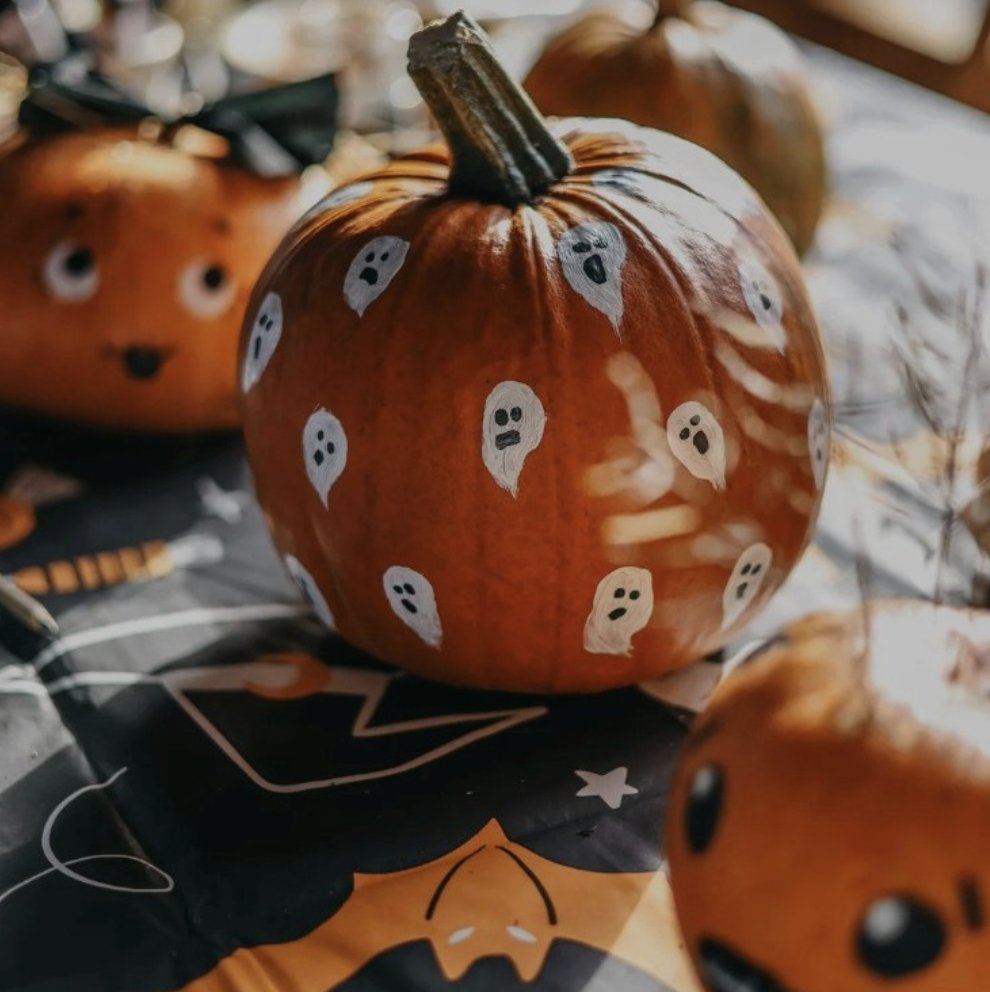 Happy Halloween from Visit Honiton 🎃 👻

Honiton is looking beautifully autumnal, and the pumpkins are out in full force! 🕸️🍂

Wishing everyone a fun, safe, and spooky Halloween✨