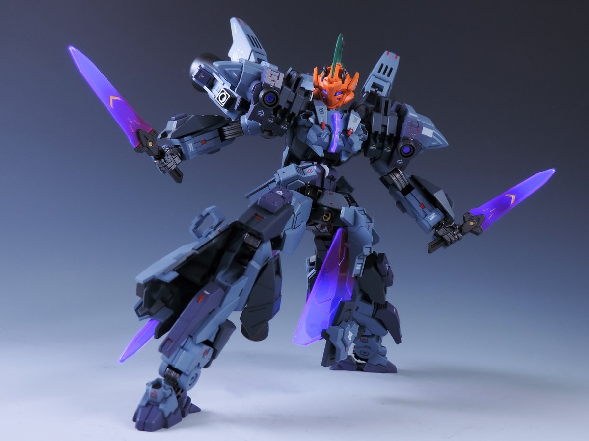 カスタムされたエネルギーダガーを左右の脚に２本ずつマウントしている。
主兵装である《ヴェスペル・ハロウ》での見敵必殺を基本戦術としている為、使用機会は少ない予備兵装。

エネルギーダガー・シールドを合わせ、クリアパーツを活かし下半身がローブのようなシルエットになるように制作。

▼