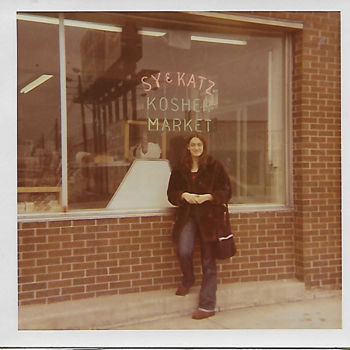 #hoosierjewishhistory
The Sy's Kosher Meat Market and Delicatessen was located in South Bend, Indiana, on Western Ave. It was founded by Holocaust survivors from Czechoslovakia who emigrated to the United States in 1951.