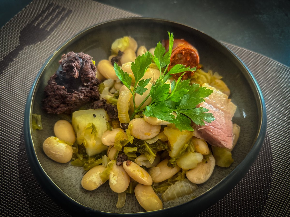 Don’t miss these must-try dishes from Asturias! 🌿🍽️ This beautiful region in northern Spain is famous for hearty meals and fresh, local ingredients. #SpanishFood Read: vivaspanishkitchen.com/best-dishes-in…