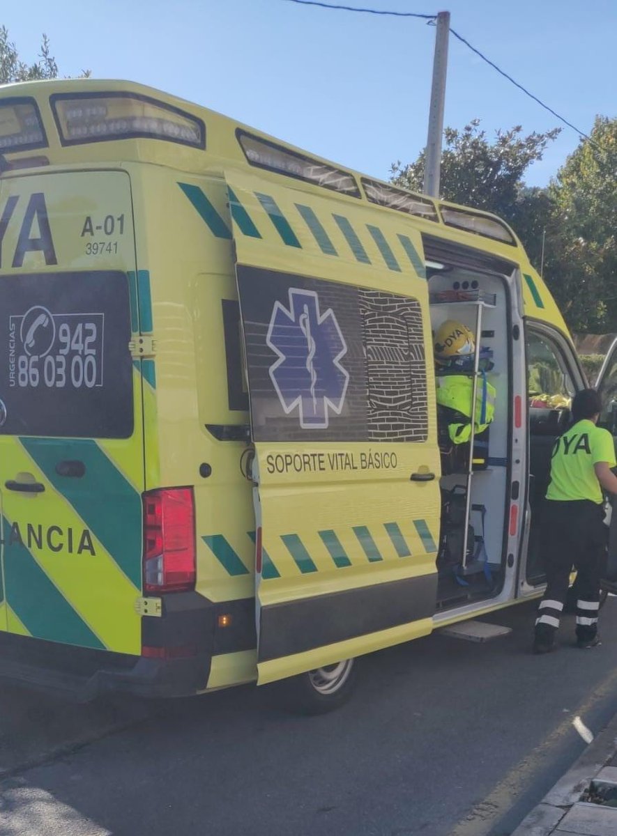 12:18 Urgencia vía pública C/ Los Templarios #Castrourdiales Ambulancia SVB #DYA atiende por caída accidental con resultado de TCE leve, heridas faciales y trauma nasal. Tras valoración y curas, traslado al Hospital de Laredo. <a href="/policiadecastro/">Policía de Castro-Urdiales</a> apoya la intervención.