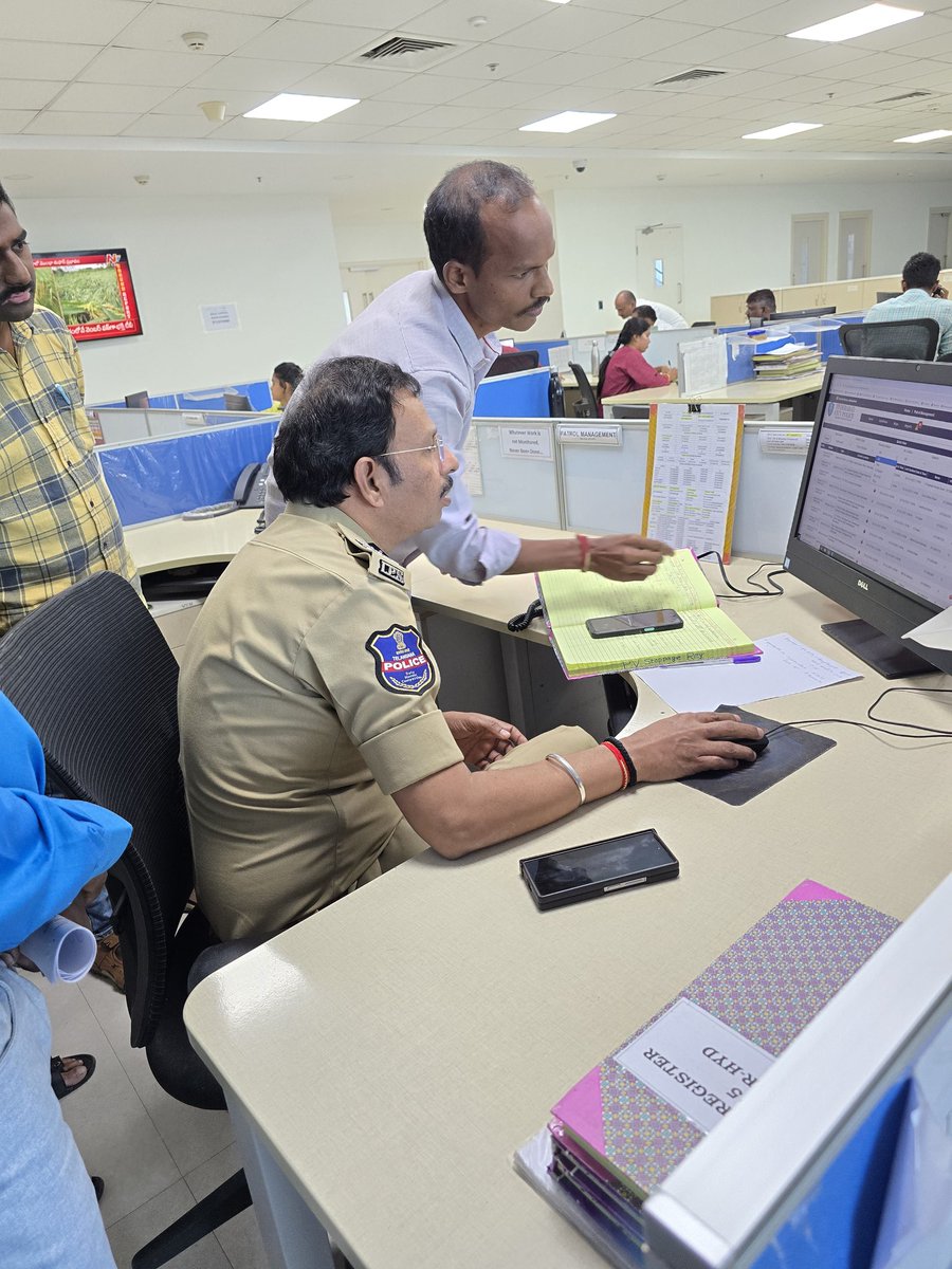 SajjanarVC's tweet image. హైద‌రాబాద్ సీపీ వీసీ స‌జ్జ‌న‌ర్, ఐపీఎస్ గారు గురువారం ఐసీసీసీలోని క‌మిష‌న‌ర్ కార్యాల‌యంలోని వివిధ విభాగాల ప‌నితీరును స్వ‌యంగా ప‌రిశీలించారు. ట‌వ‌ర్ ఏ లోని అడ్మిన్, అకౌంట్స్, ఐటీ, కంట్రోల్ రూం త‌దిత‌ర విభాగాలకు వెళ్లిన ఆయ‌న.. సిబ్బంది ప‌నితీరును అడిగి తెలుసుకున్నారు.

మెయిన్…