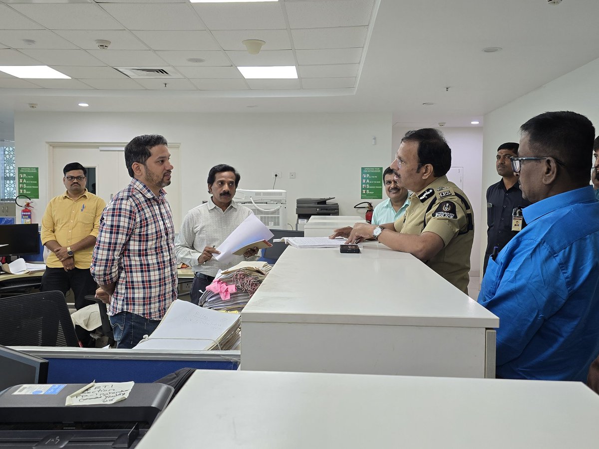 SajjanarVC's tweet image. హైద‌రాబాద్ సీపీ వీసీ స‌జ్జ‌న‌ర్, ఐపీఎస్ గారు గురువారం ఐసీసీసీలోని క‌మిష‌న‌ర్ కార్యాల‌యంలోని వివిధ విభాగాల ప‌నితీరును స్వ‌యంగా ప‌రిశీలించారు. ట‌వ‌ర్ ఏ లోని అడ్మిన్, అకౌంట్స్, ఐటీ, కంట్రోల్ రూం త‌దిత‌ర విభాగాలకు వెళ్లిన ఆయ‌న.. సిబ్బంది ప‌నితీరును అడిగి తెలుసుకున్నారు.

మెయిన్…