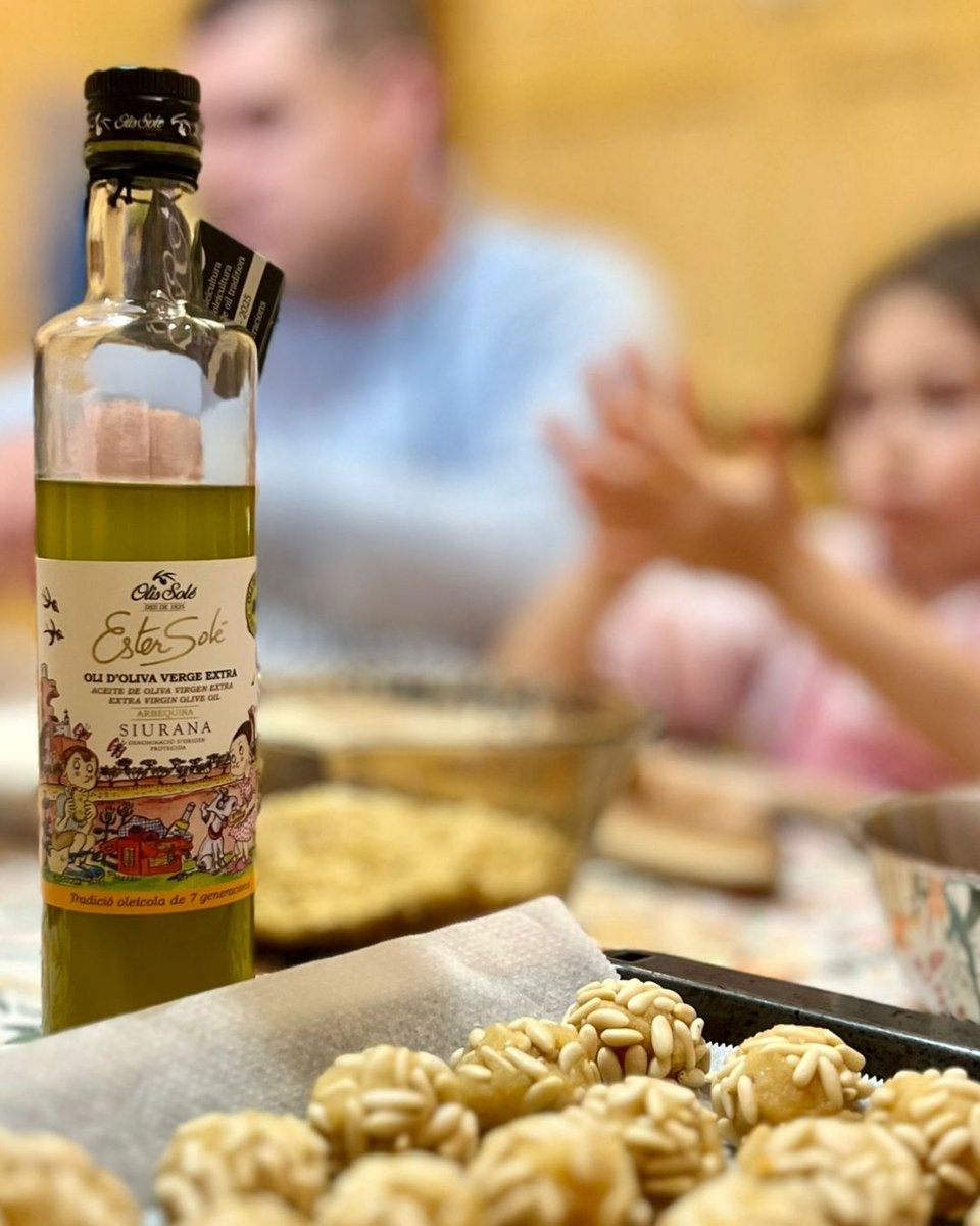 Panellets i oli del raig: Dolçor, tradició i aquell toc que només arriba amb la tardor.

Els panellets prenen una nova vida amb un raig d’oli del raig d’<a href="/olissole/">Olis Solé</a>, intens i afruitat, que n’exalta cada aroma i record 🍂