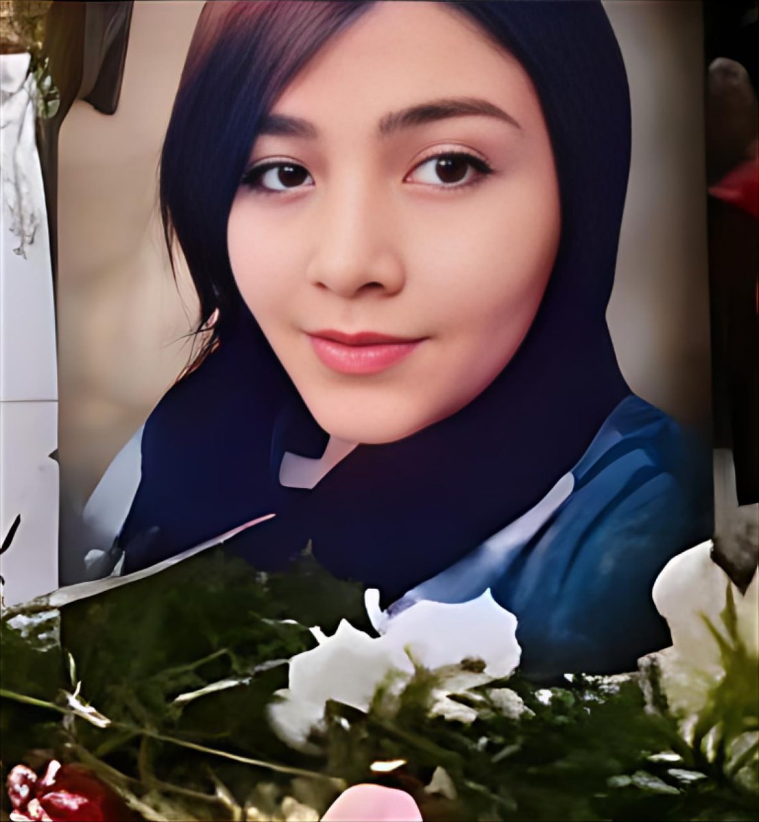 شبنم دیانی، احتمالاً اولین زن کشته‌شده در اعتراضات آبان خونین است. او شامگاه جمعه ۲۴ آبان ۱۳۹۸، همراه با دوستانش به جمع معترضان در منطقه‌ی معالی‌آباد شیراز پیوست. میان ساعت ۱۱ شب تا یک بامداد، نیروهای سرکوبگر با خودرو زرهی او را زیر گرفتند.
#آبان_ادامە_دارد
۱/۴