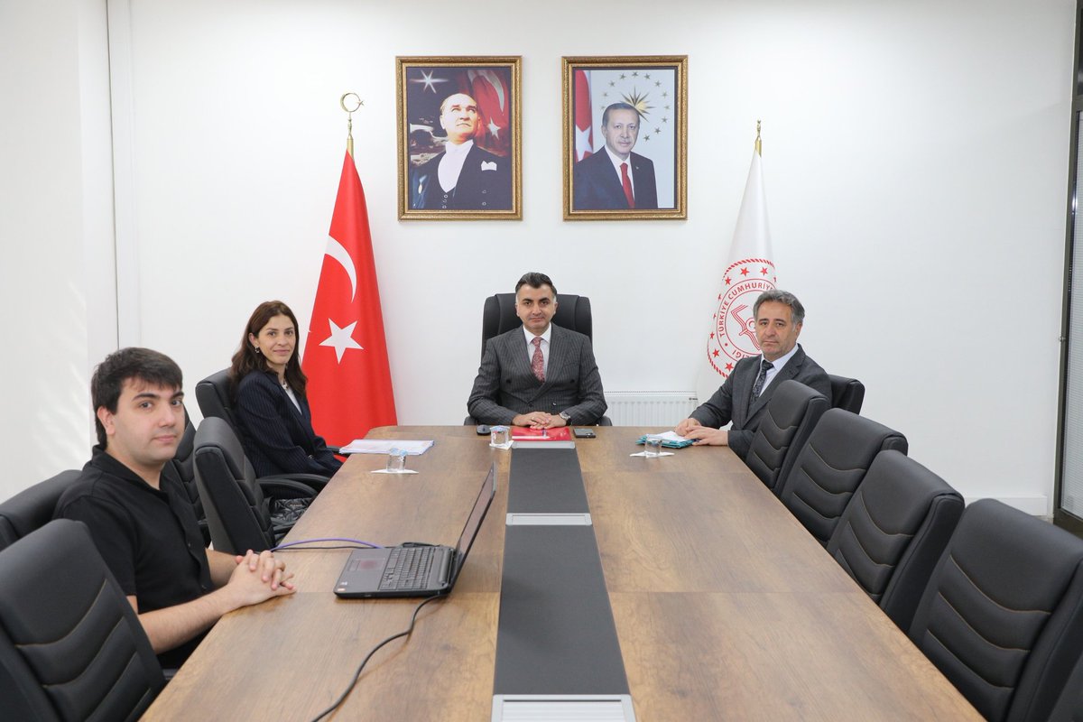 İl Millî Eğitim Müdürümüz Sayın Mehmet Fatih Vargeloğlu; Gülyalı İlçe Millî Eğitim Müdürü Mehmet Azaklı, Kabadüz İlçe Millî Eğitim Müdürü Hakan Uzunçakmak ve Mesudiye İlçe Millî Egitim Müdürü Emine Turan Öztürk ile bir araya geldi. İlçe Millî Eğitim Müdürlerimiz; Türkiye Yüzyılı