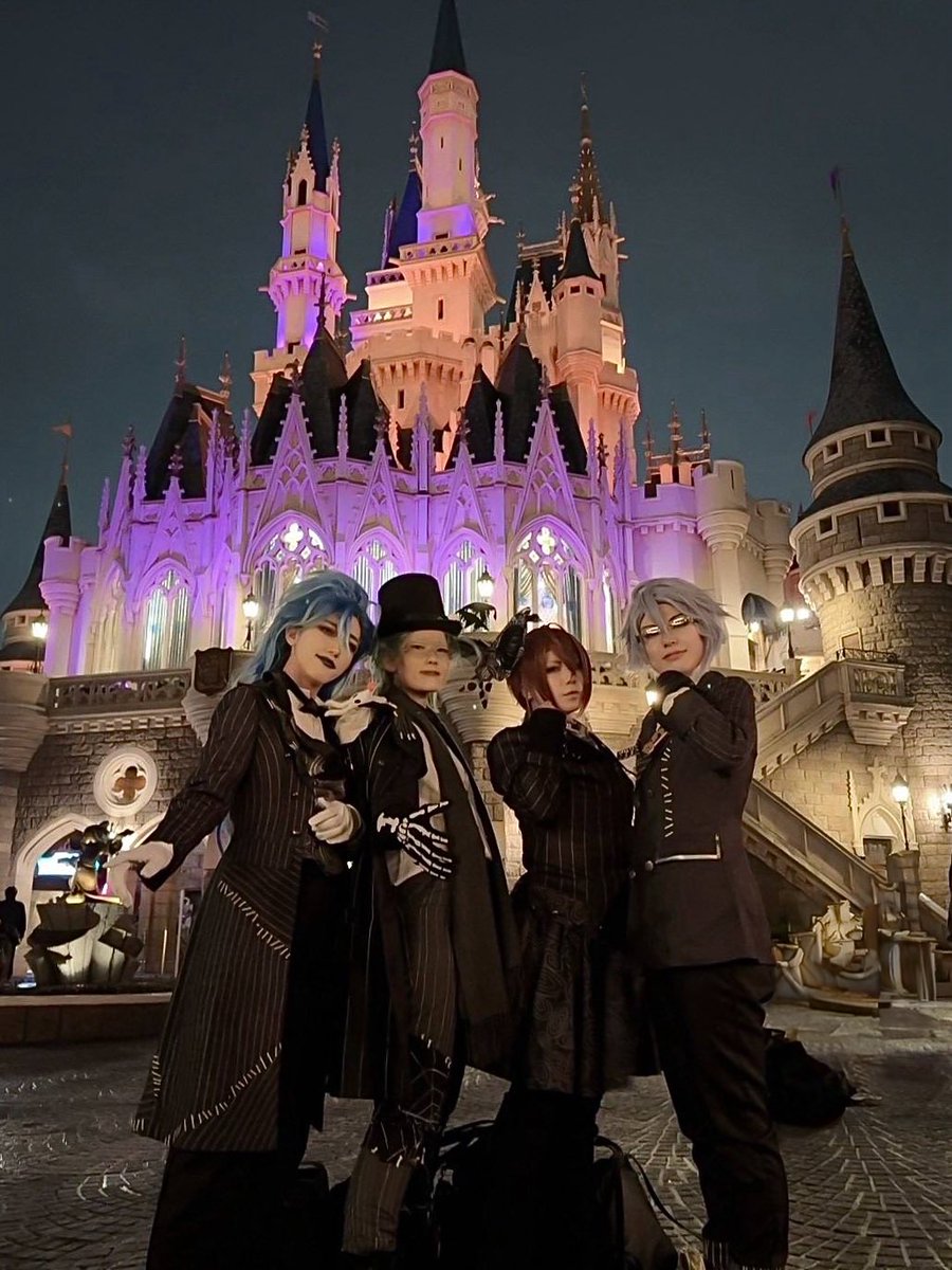 【Cosplay/twst/ツイステ】

🎃𝐖𝐞𝐥𝐜𝐨𝐦𝐞 𝐭𝐨 𝐇𝐚𝐥𝐥𝐨𝐰𝐞𝐞𝐧 𝐓𝐨𝐰𝐧 !🎃

🌹 ろろさん
🐙 紫苑さん
⚡️ kotaさん
💀 Em

#Dハロ仮装2025
#Dハロツイステ