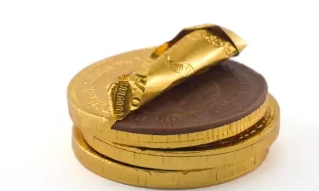 danjardim's tweet photo. @brendasafra Se isso aqui não é de rico, eu não sei o que é. 

Deliciosas moedas do mais PURO chocolate folheado a OURO https://t.co/S479b2c883