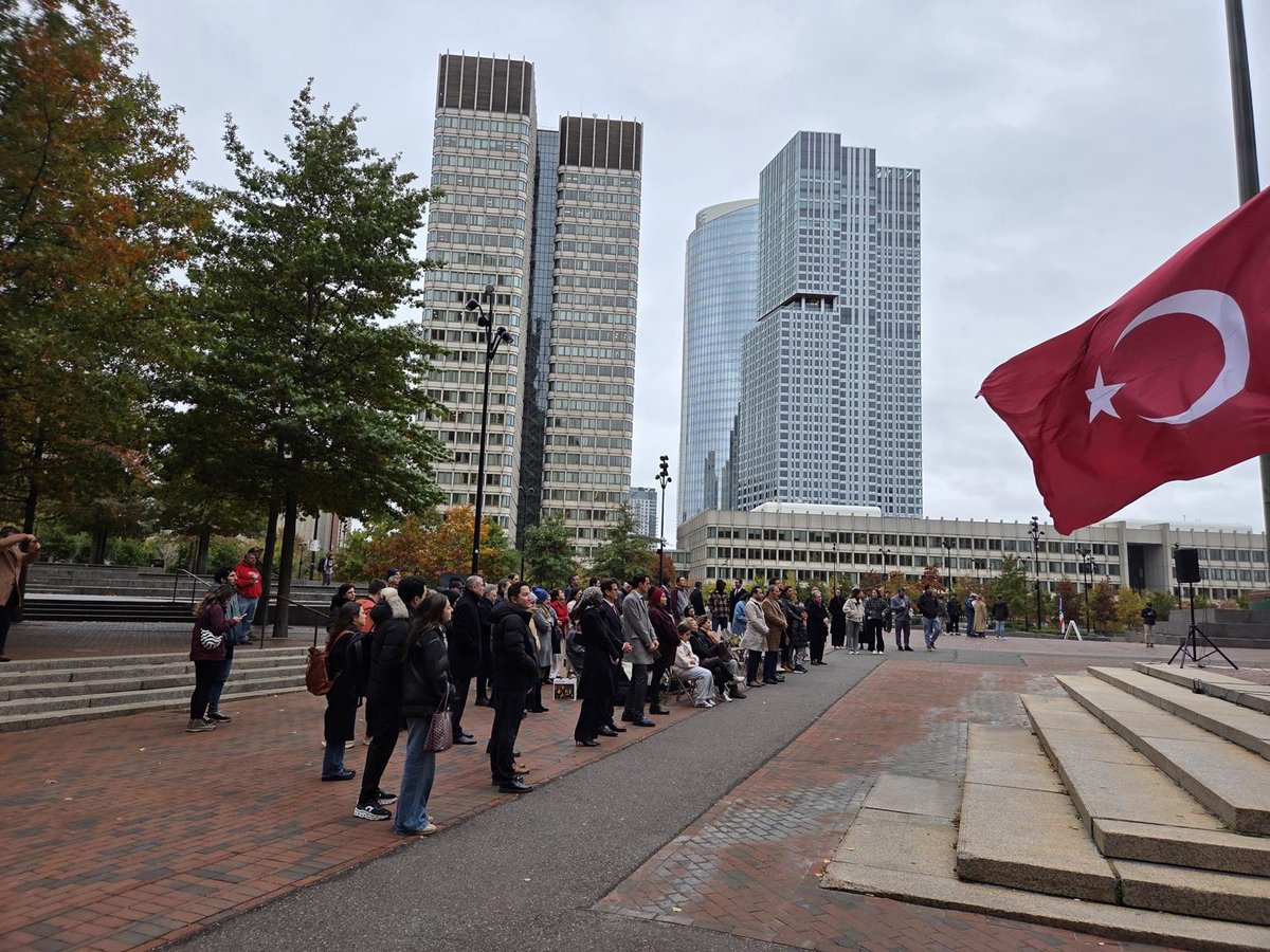 Cumhuriyetimizin 102. Yıldönümü vesilesiyle Boston Belediyesinde gerçekleştirilen törenle şanlı bayrağımız göndere çekildi. 🇹🇷🇹🇷
Töreni düzenleyen New England Türk Amerikan Kültür Derneğine bu hafta başlayan 30. Boston Türk Sanat ve Kültür Festivalinde başarılar dileriz.