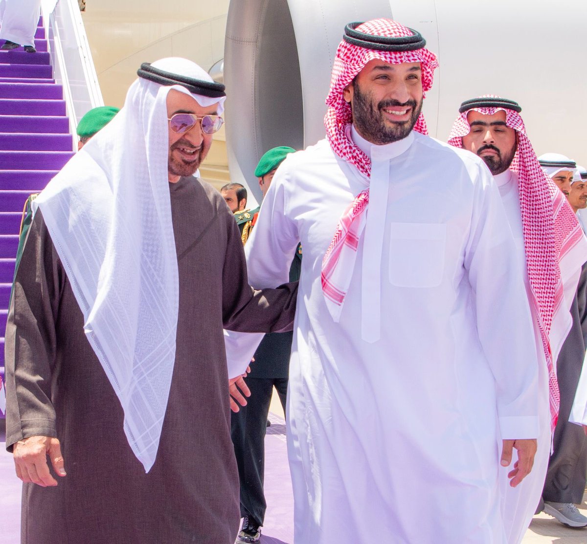 الشيخ محمد بن زايد نحبك لإنك
ولد زايد الخير رحمه الله 💚
نصركم الله على كل عدو ،،