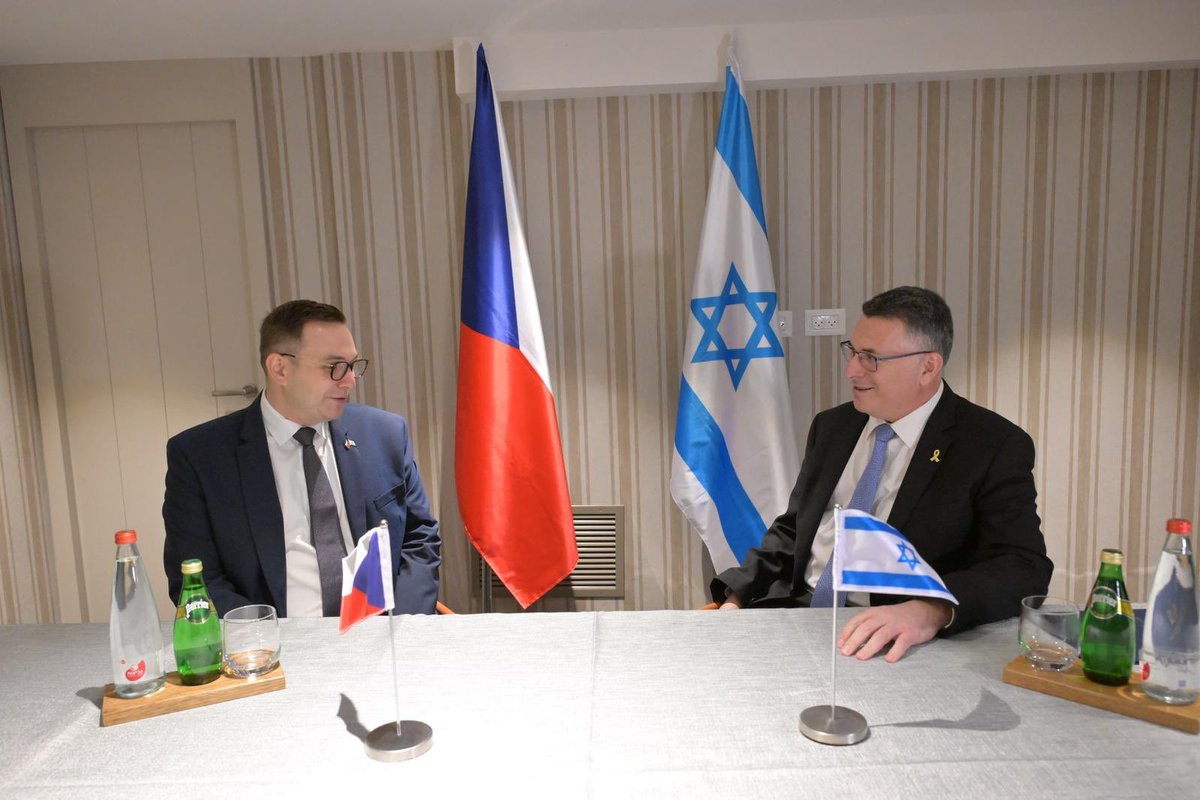 Ministr zahraničí <a href="/JanLipavsky/">Jan Lipavský</a> jednal v Tel Avivu se svým izraelským protějškem @Gidonsaar. Tématem byla bezpečnost, regionální stabilita a další rozvoj česko-izraelské spolupráce v obraně, technologiích i zdravotnictví. 🇨🇿🤝🇮🇱