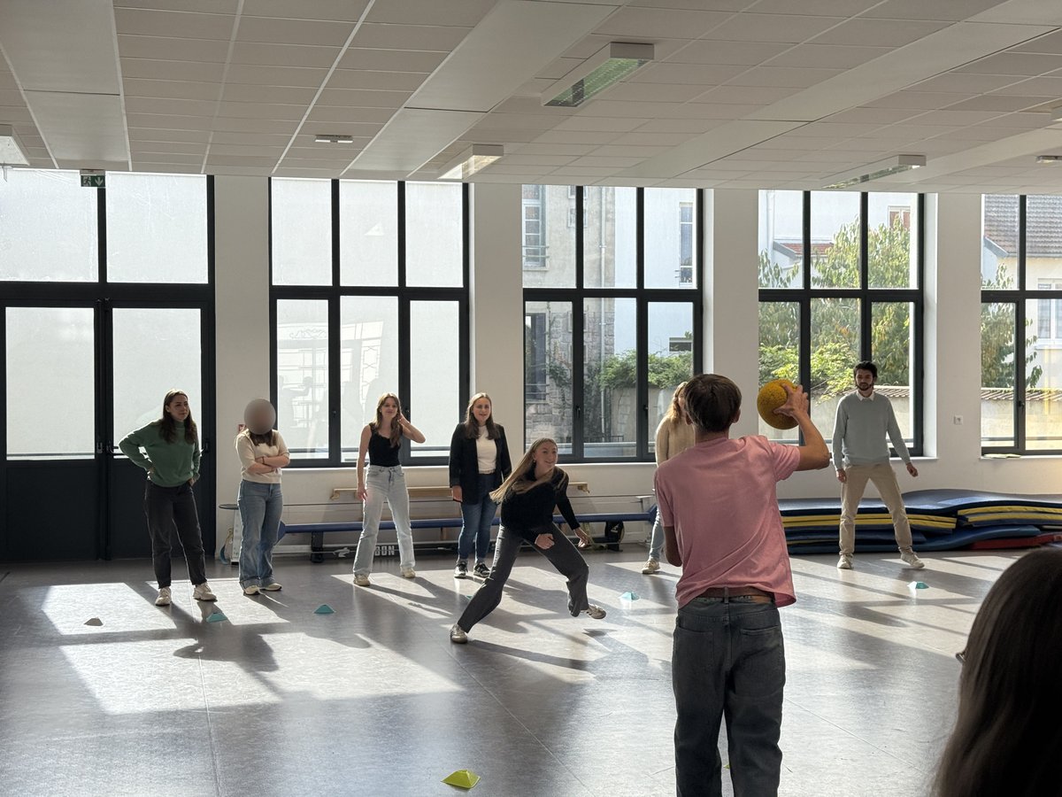 🧒16 jeunes suivent la formation au BAFA. Pour 6 d’entre eux, la formation est financée par Vichy Communauté dans le cadre du dispositif BAFA Citoyen. En contrepartie, ils réalisent un stage rémunéré, puis travaillent pendant deux ans dans un centre de loisirs de l'agglomération.