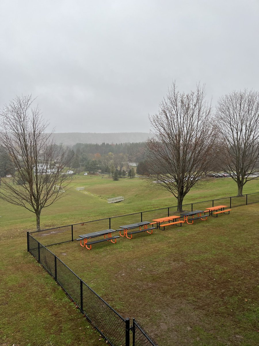 Happy Thursday! So dark at arrival and nothing but rain and wind now! Still smiling though!!🙂