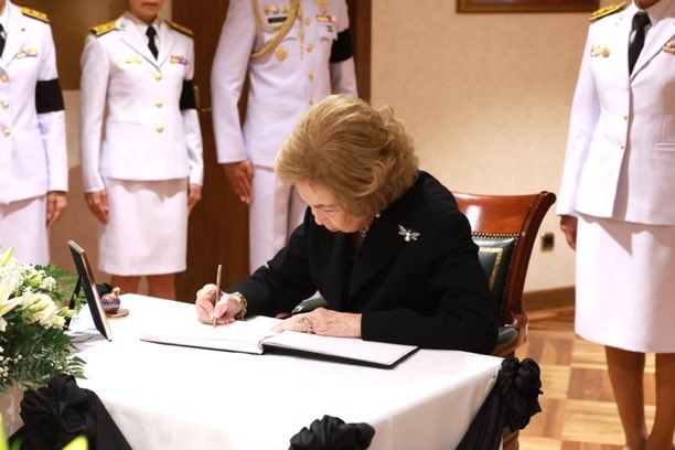Doña Sofía firma el libro de condolencias abierto en la Embajada de Tailandia por el fallecimiento de la Reina Sirikit.

© Casa de S.M el Rey.