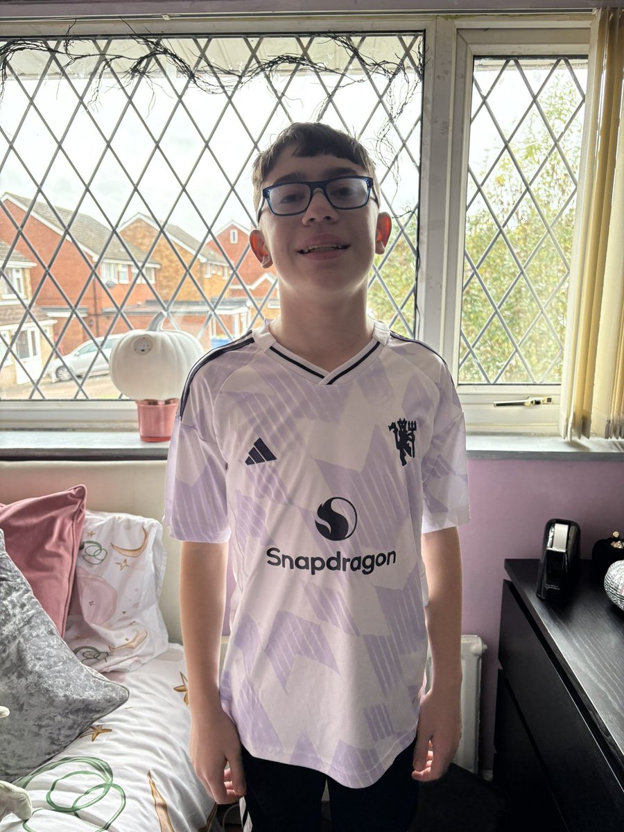 So dad had a bet with Riley (who supports Liverpool) that whoever scored the winning goal in the Man Utd v Liverpool match, he would have to have the shirt of the winning goal scorer …. Ta daaaaaa ❤️⚽️❤️ <a href="/steveclempson/">steve clempson 🍊</a>