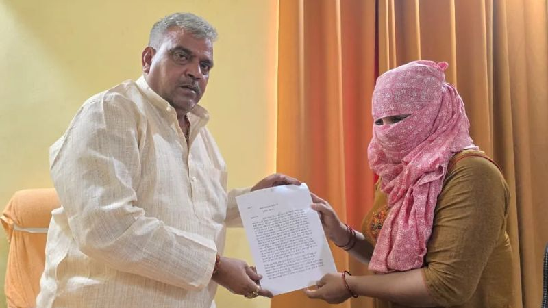 अल्ताफ ने हिंदू युवती को निकाह करने का बनाया दबाव

विरोध करने पर होटल में बंधकर बनाकर किया रेप

UP के बागपत का मामला

hindi.opindia.com/news-updates/u…